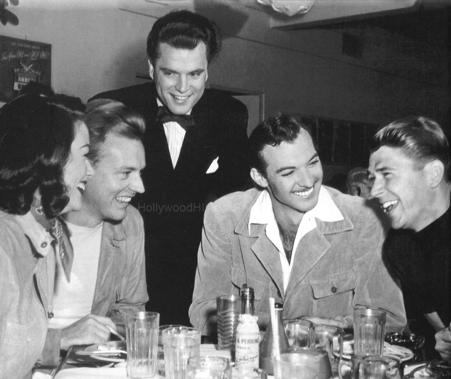 Ronald Reagan 1953 At Hamburger Hamlet.jpg